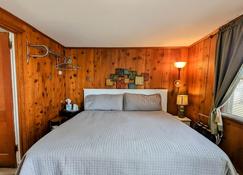 Room 4 - Riverside Motel - 1 King Bed & 1 Queen Bed - Lewiston - Habitación