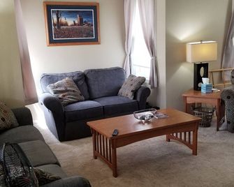 Adventure House: Fully Stocked Kitchen 5 mins from Michigan Tech - Hancock - Sala de estar