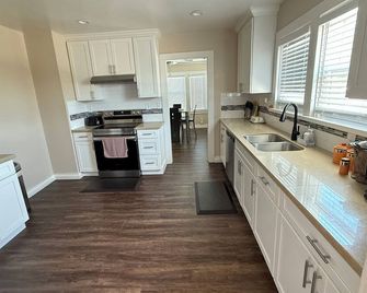 Cheerful cozy secured ranch style close 99 freeway&famous food restaurants - Stockton - Kitchen