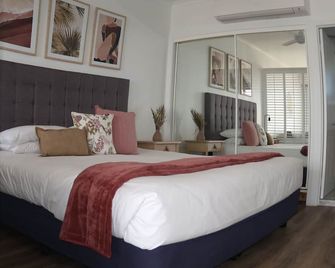 Luxe Unit with 160 degree ocean and beach views - Alexandra Headland - Chambre