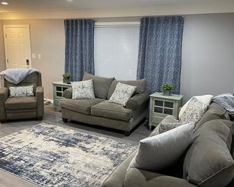 Ranch In Lexington Village 3 Blocks from Lake Huron Beaches, Restaurants Shoppin - Lexington - Living room