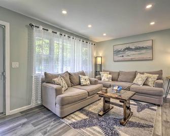 Bayville Getaway with Fire Pit - 2 Mi to Beach! - Bayville - Living room
