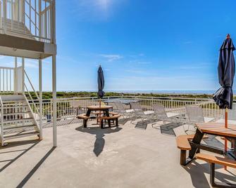 Sun-Soaked Wildwood Getaway, 6 Mi to Cape May! - Wildwood Crest - Patio