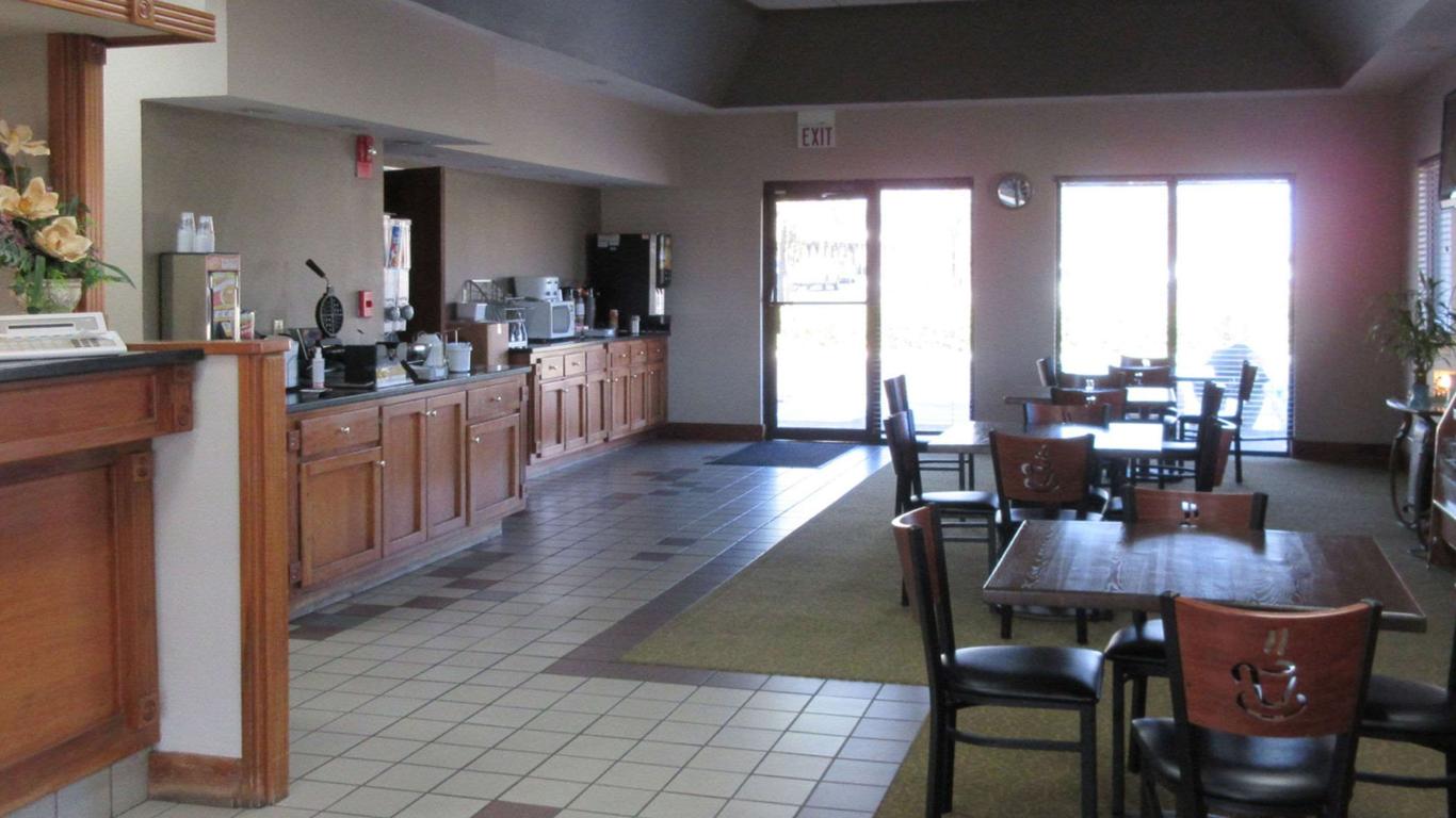 Econo Lodge Inn & Suites