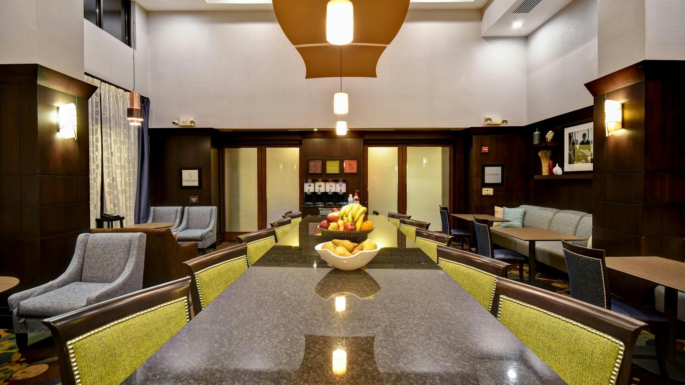 Hampton Inn & Suites Detroit-Canton
