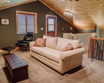 Beautiful log cabin 7 miles from Black Canyon National Park - Montrose - Living room