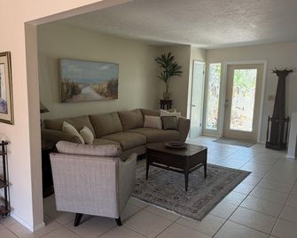 Charming 3-bedroom farmhouse on 5 acres with in enchanting Englewood, FL. - Englewood - Huiskamer