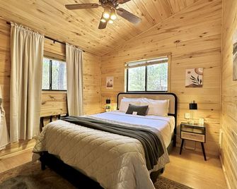 Stoney Creek | Peaceful Cabin, Couples Retreat - Heber-Overgaard - Bedroom