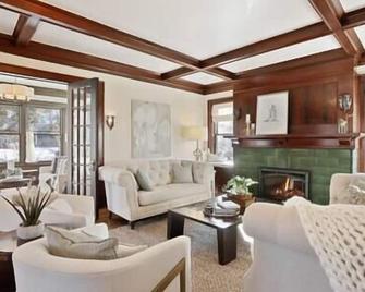 Luxury 6600 sq.ft Stunning Home/Sleeps 10+ - Minneapolis - Living room