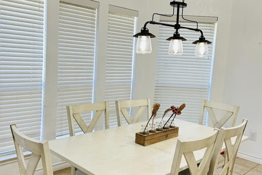 Charming Luxury Convenience Spacious Home Burleson - Burleson - Ресторан