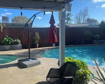 Family-Friendly Retreat with Large Pool near Modesto Perfect for relaxing. - Ceres - Piscina