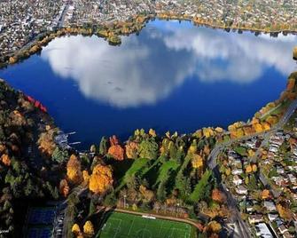 Vibrant 70s Bungalow Vacation Haven on Green Lake! home - Seattle - Building