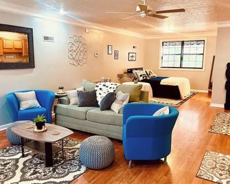 Cozy loft in private country setting 5 mins from downtown, Pet Friendly - Charleston - Living room