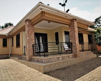 Cozy house sleeps 8, minutes away from airport! - Entebbe - Gebäude