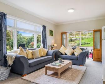 Staghead Cottage - Manawatu Holiday Home - Kimbolton - Living room