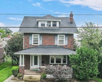 New Spacious single w/ parking. Bikes, XBOX, - Phoenixville - Building