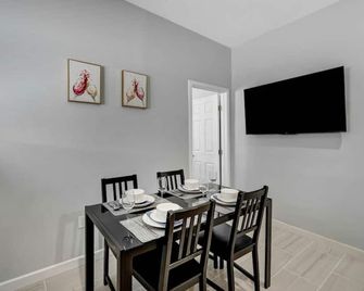 The South El Monte Solitude: 2BR Retreat with Enchanting Patio, 55' TV, and Effortless Parking! - South El Monte - Comedor