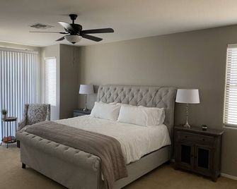 Spacious Oasis in Surprise. 1 mile from Surprise Stadium and city center. - Surprise - Habitación