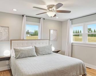 Country setting, hot tub, parkway, hiking, biking, skiing, pets, spa shower - Candler - Makuuhuone