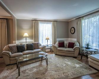 Walla Walla Gem - Peaceful, Private and a Perfect Central Location - Walla Walla - Living room