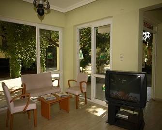 Green Garden City - אלניה - סלון