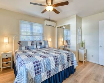 Lake Life House - 1 min walk to Lake J Assembly -10 min to Waynesville & BR Pkwy - Lake Junaluska - Bedroom