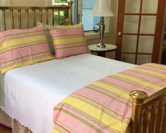 Cooperstown's Chateau du Lac master suite - Richfield Springs - Bedroom