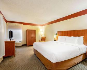Clt Airport Inn & Suites - Charlotte - Bedroom