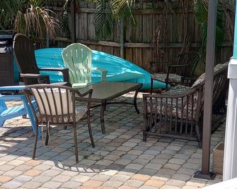 Waterfront! 75 June Special,new Remodel 2/2 Kayak, Gulf, Dolphins, Manatees. - Hudson - Patio