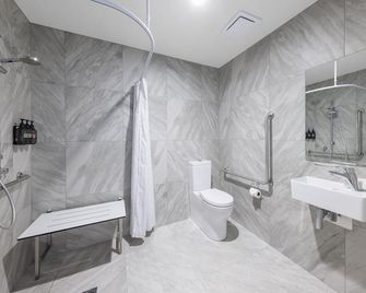 Hidden Lake Hotel And Apartments - Cambridge - Baño