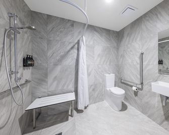 Hidden Lake Hotel And Apartments - Cambridge - Baño