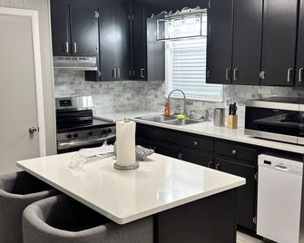 Charming 3-bedroom building with WiFi, AC, Garage and porch in tranquil Cuthbert - Cuthbert - Kitchen