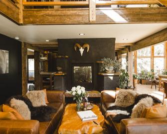 Luxury ranch cabin for 12, dog friendly with hot tub, private valley with creek! - Creede - Lobby