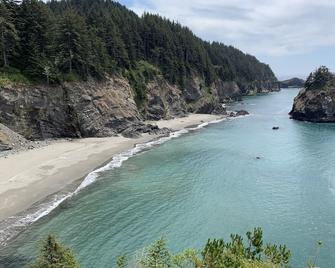 Oregon Coast Glamping on the Chetco River - Brookings - Beach