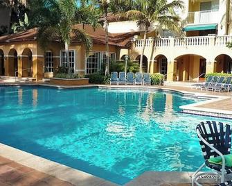 Modern Miami Yacht Club at Aventura Beach Pool Golf Mall No Risk Cancellation - Aventura - Alberca