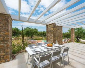 Avista Private Resort - Vourvourou - Patio