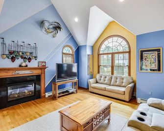 By The Sea Guests Bed & Breakfast & Suites - Dennis Port - Living room