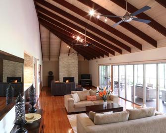 Lake Weyba Cottages Noosa - Peregian Beach - Living room