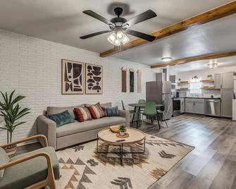 Tranquil Retreat in Stillwater - Free Parking & Reliable WiFi - Stillwater - Living room