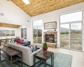 Mountain Modern Family Aspen Home! - Aspen - Salon