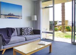 Harbourviewocean Views On Fishermans Wharf - Fremantle - Living room