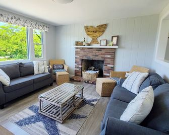 5BD Beach House--Across from Campground Beach, Bay Views, Central A/C & Deck - North Eastham - Living room