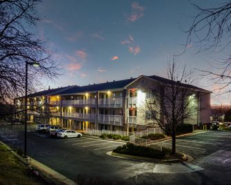 HomeTowne Studios by Red Roof Denver - Thornton - Thornton - Gebäude