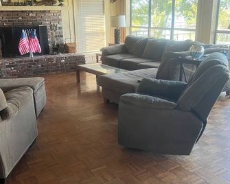 Beautiful Lakefront property with private dock near downtown Memphis. - Hughes - Living room