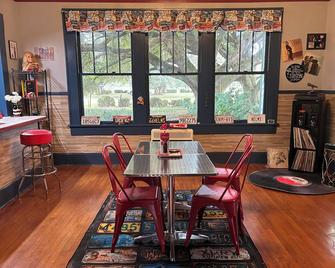 Clarence Farmhouse King bed shared bath - Natchitoches - Comedor