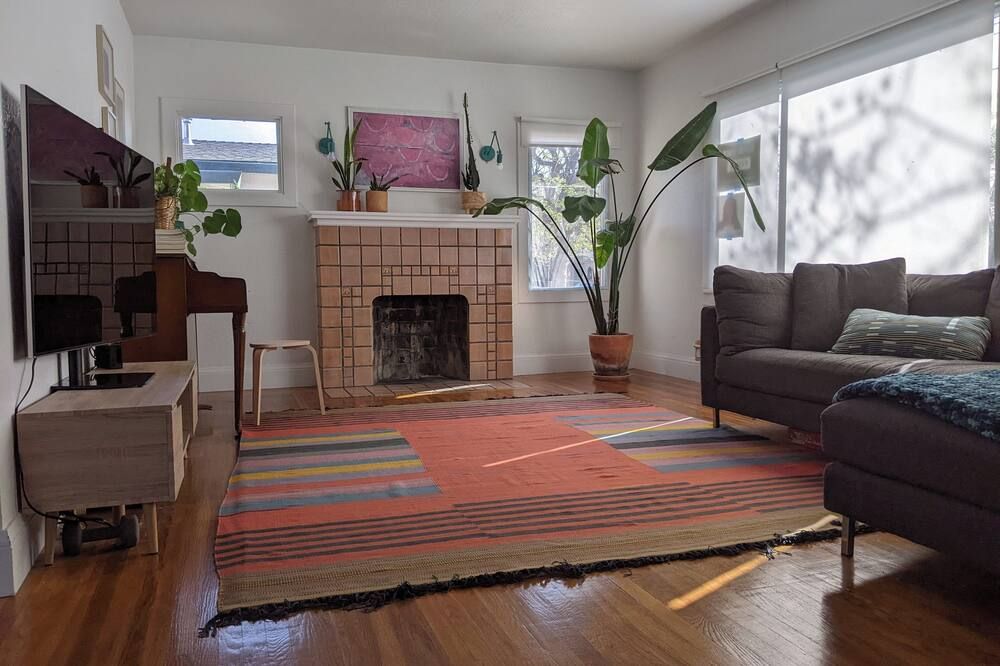 Charming 2-bedroom house in East Oakland with AC - Oakland - Salon