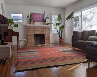 Charming 2-bedroom house in East Oakland with AC - Oakland - Wohnzimmer