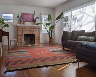 Charming 2-bedroom house in East Oakland with AC - Oakland - Salon