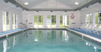 Mackinaw Budget Inn - Mackinaw City - Bể bơi