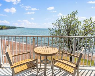 East Bay Suites - Grand Marais - Balkon